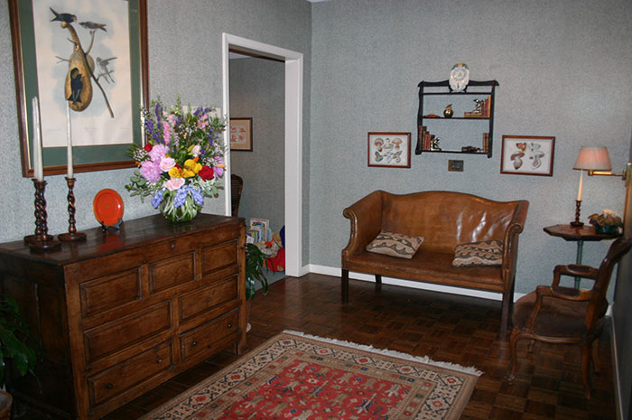 Relaxing front room in dental office