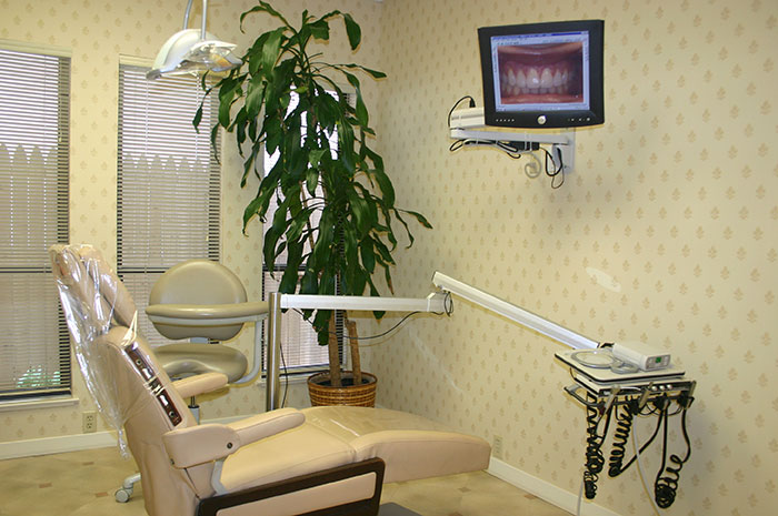 Dental treatment room with yellow walls